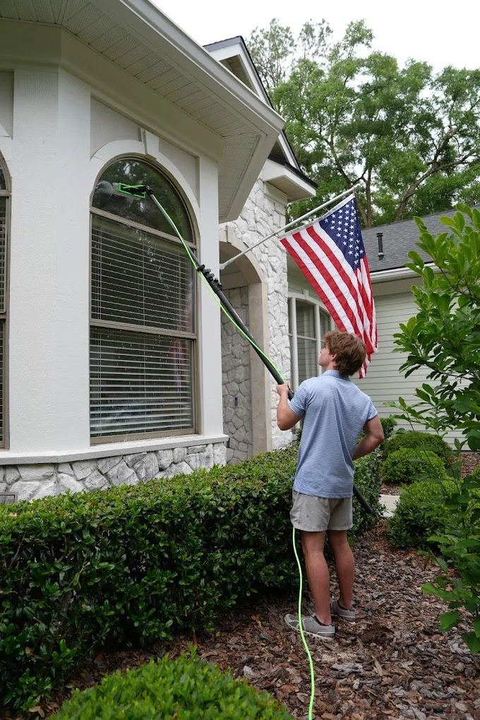 Spotless bay window on a Gainesville family home after a pure water cleaning